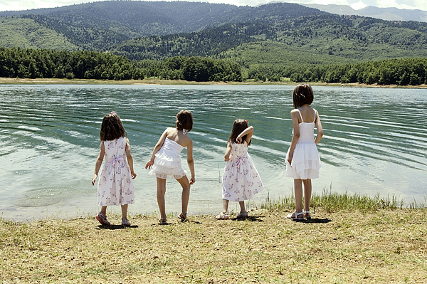 κορίτσια με φορέματα δίπλα στη λίμνη