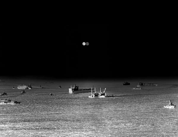 πλοία σε θάλασσα, ασπρόμαυρη φωτογραφία