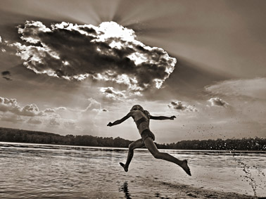 αθλήτρια τρέχει προς το νερό