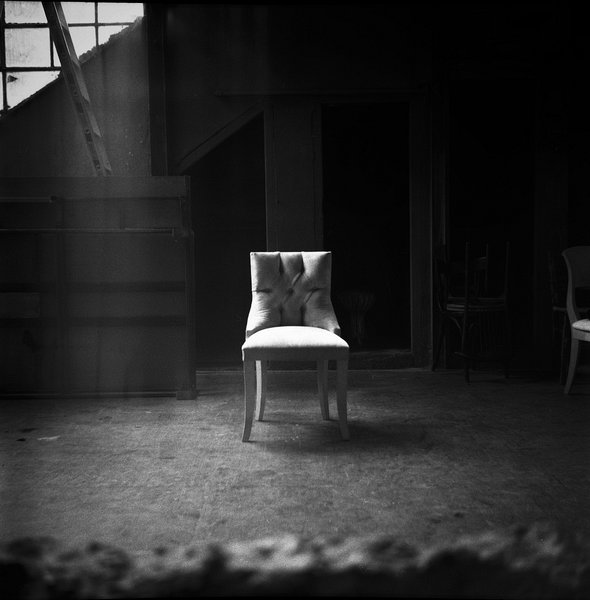 ασπρόμαυρη φωτογραφία, καρέκλα σε εγκαταλελειμενο κτήριο