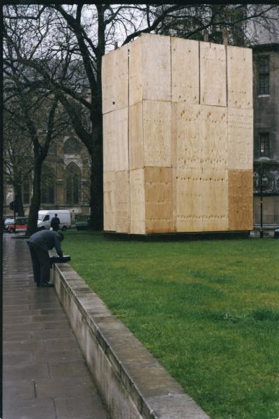 γιγάντιο ξύλινο κουτί σε πάρκο δίπλα σε δρόμο