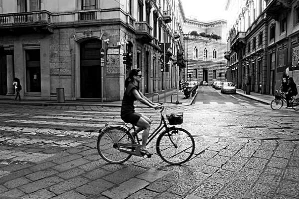 γυναίκα σε ποδήλατο