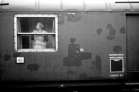 γυναίκα όρθια σε παράθυρο τρένου