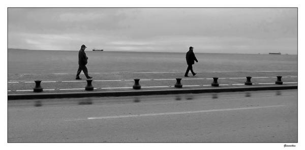 2 άντρες περπατάνε στη παραλία Θεσσαλονίκης