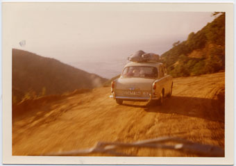 αυτοκίνητο δεκαετίας '60 με κανό στην οροφή σε κάποιο επαρχιακό χωμάτινο δρόμο
