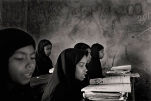 κοριτσάκια με μαύρες μαντήλες σε σχολείο