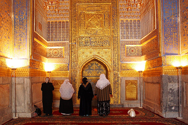 γυναίκες σε τζαμί στο Ουζμπεκιστάν