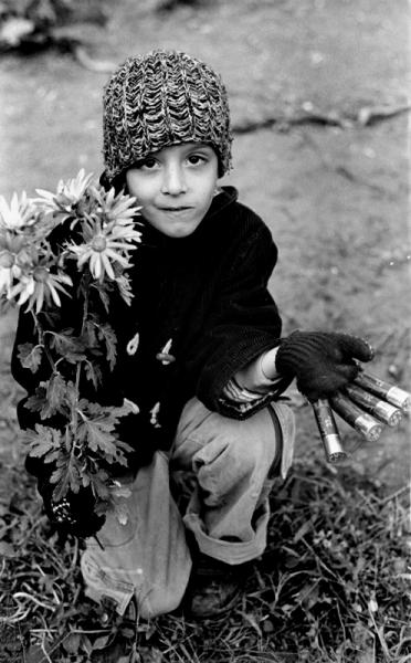 παιδάκι κρατάει λουλούδια