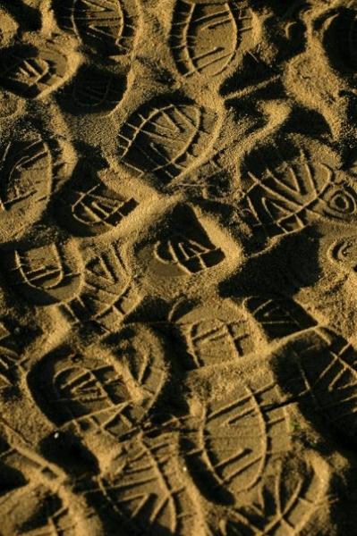αποτυπώματα παπουτσιών στην άμμο