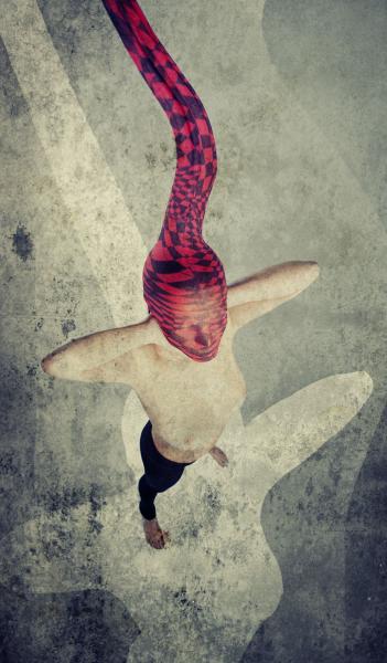μισόγυμνη γυναίκα με κόκκινη κάλτσα στο κεφάλι