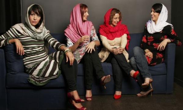 τέσσερις γυναίκες με μαντήλες μιλάνε