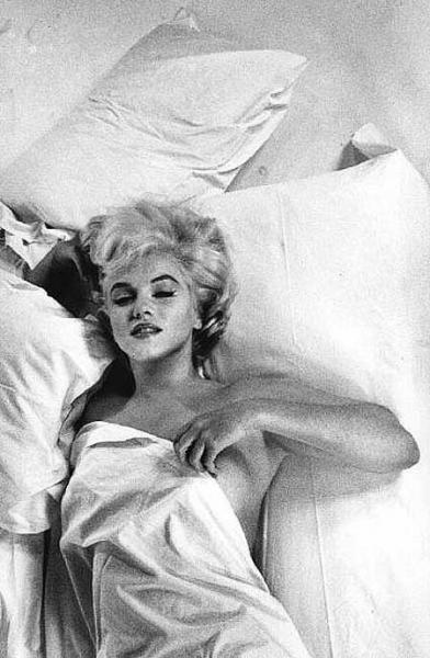ασπρόμαυρη φωτογραφία, γυναίκα σκεπασμένη με σεντόνι ξαπλωμένη σε κρεβάτι