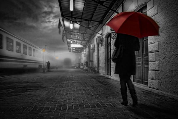 νυχτερινή φωτογραφία, γυναικα κρατάει κόκκινη ομπρέλα