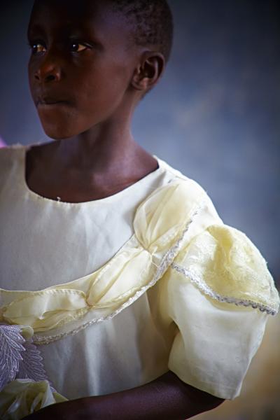 παιδάκι της Αφρικής ντυμένο στα άσπρα