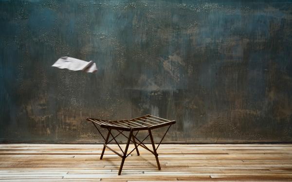 ξύλινο κάθισμα, λευκό χαρτί στον αέρα