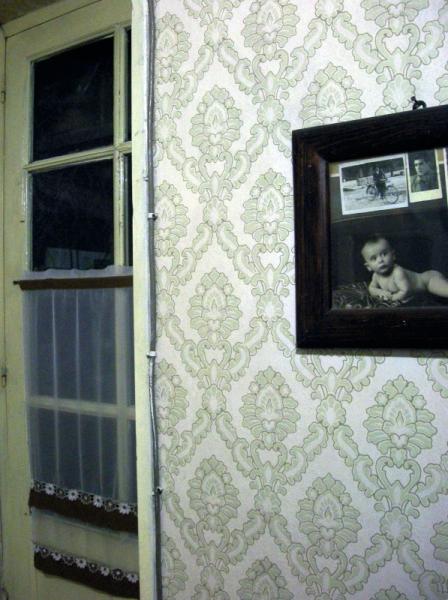 φωτογραφίες σε τοίχο, δίπαλ σε μια παλιά πόρτα