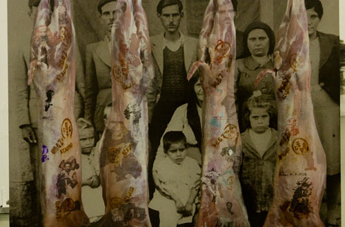 οικογενειακή αναμνηστική φωτογραφία τοίχου και μπροστά κρεμασμένα σφαγμένα πρόβατα