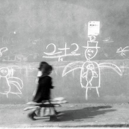 παιδιά περπατάνε μπροστά από ζωγραφισμένο τοίχο