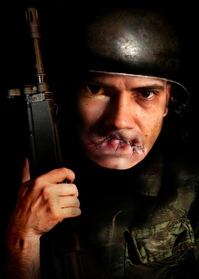 στρατιώτης με ράμματα στα χείλια