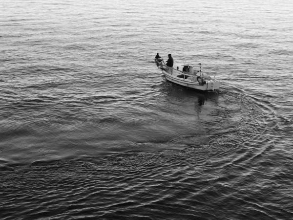 ασπρόμαυρη φωτογραφία μίας ψαρόβαρκας στη θάλασσα
