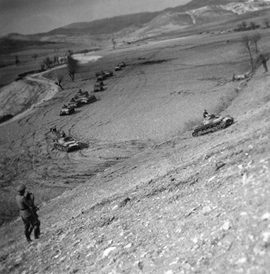 6 Απριλίου 1941. Μια ίλη γερμανικών αρμάτων μάχης προωθείται στην κοιλάδα του Στ