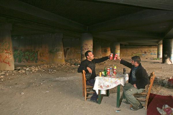 άντρες, στρωμένο τραπέζι κάτω από γέφυρα