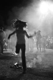 ασπρόμαυρη φωτογραφία, κορίτσι πηδάει πάνω από φλόγες