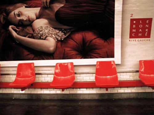 άδεια κόκκινα καθίσματα σε μετρό