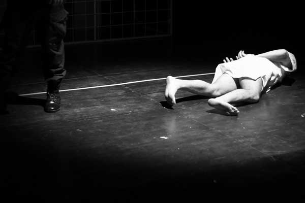 σκηνή παράσταση, γυναίκα στο πάτωμα, πόδι άνδρα