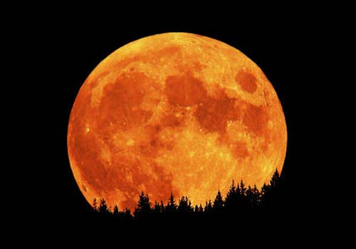 το φεγγάρι σε κόκκινο χρώμα και πολύ μεγάλο