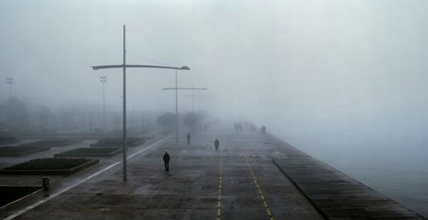 λιμάνι με ομίχλη και κόσμο που περπατάει