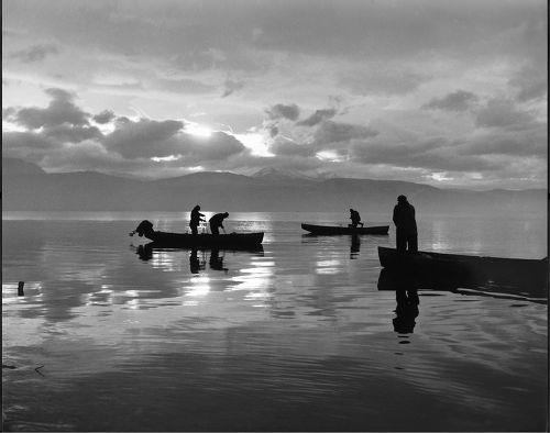 ασπρόμαυρη φωτογραφία, λίμνη, τρεις βάρκες και ψαράδες