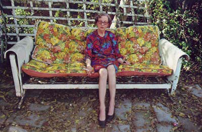 ηλικιωμένη γυναίκα καθισμένη σε καναπέ, αυλή