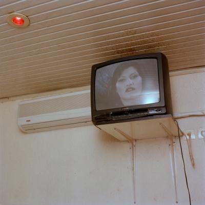 τηλεόραση κρεμασμένη δίπλα σε κλιματιστικό