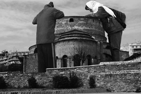 δυό γιγαντιαίοι άνθρωποι ψάχνουν τη Ροτόντα