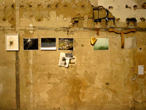 έγχρωμες φωτογραφίες κρεμασμένες σε παλιό φθαρμένο τοίχο