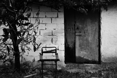 ασπρόμαυρη φωτογραφία, ερηπομένο σπίτι, δέντρο, πόρτα, καρέκλα