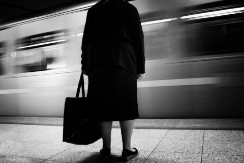 ασπρόμαυρη φωτογραφία, ηλικιωμένη γυναίκα σε μετρό