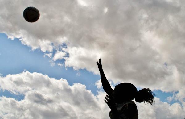 φωτογραφία Βίκυ Μαρκολέφα / κορίτσι, μπάλα ποδοσφαίρου στον αέρα, γαλάζιος ουρανός με σύννεφα
