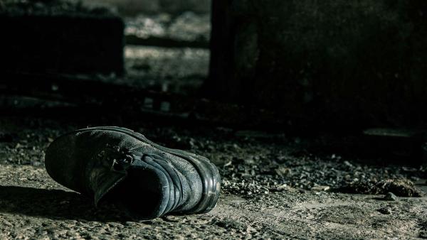 φωτογραφία: Βασίλης Τσιώλης / ασπρόμαυρη φωτογραφία, ένα παπούτσι πεταμένο σε χώματα