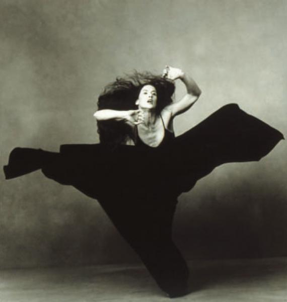 φωτογραφία Annie Liebovitz γυναίκα με μαύρο φόρεμα χορεύει
