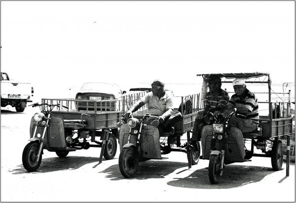 φωτογραφία Χριστίνα Μπαρμπή άνδρες σε τρίκυκλα μηχανάκια