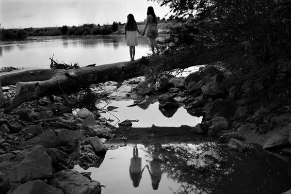 ασπρόμαυρη φωτογραφία Πηνειού ποταμού, κορίτσια