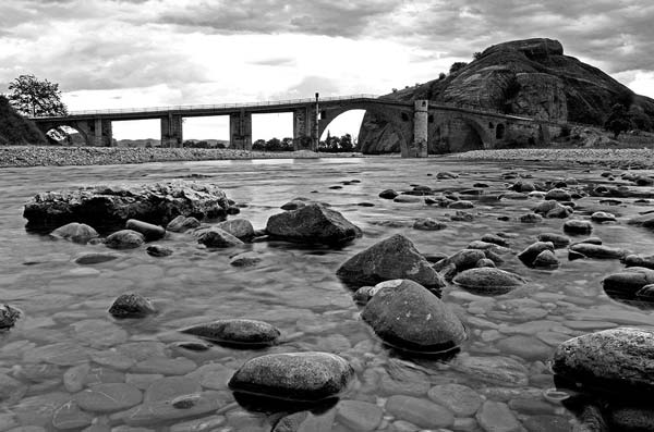 Ασπρόμαυρη φωτογραφία Πηνειού ποταμού, γέφυρα