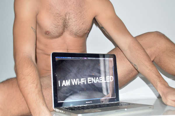 ανδρικό γυμνό σωμα, laptop