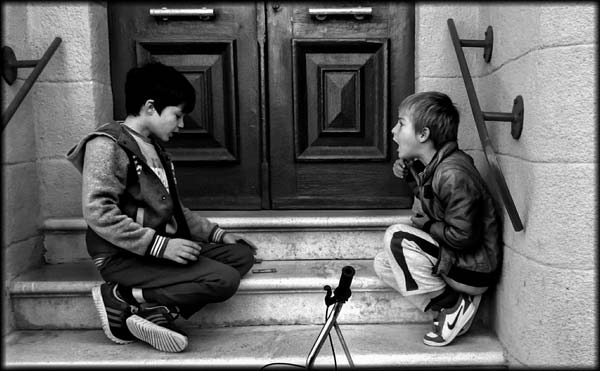 ασπρόμαυρη φωτογραφία, παιδιά παίζουν, σκαλιά -- φωτογραφία: Φαρμακίδης Γιάννης