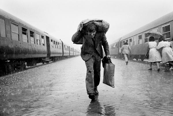 ασπρόμαυρη φωτογραφία, σταθμός τρένων, άνδρας, φορτίο