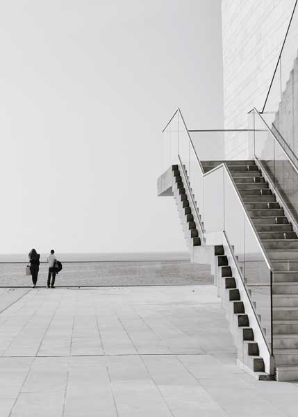 ασπρόμαυρη φωτογραφία, σκάλες, θάλασσα, άνθρωποι