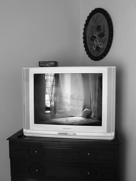 ασπρόμαυρη φωτογραφία, αντανάκλαση σε οθόνη τηλεόρασης