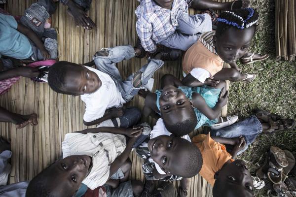 παιδιά αφρικανικής φυλής κοιτούν το φακό